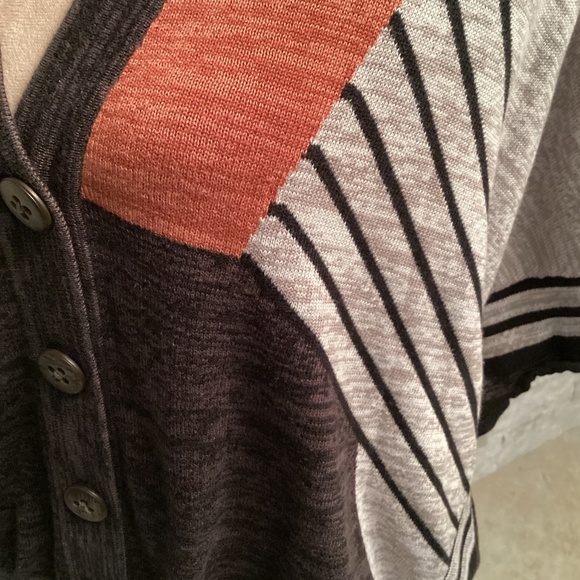Left on Houston Color-Blocking Sweater - Picture 3 of 11